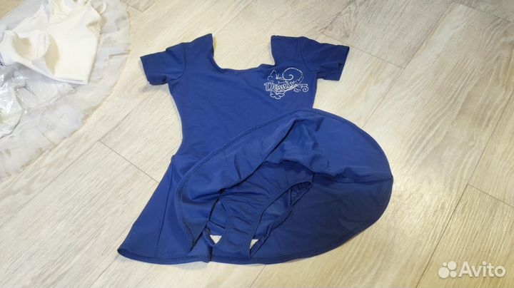 Для гимнастики. Мячи, скакалка, чешки, купальник