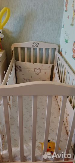 Детская кроватка с маятником, матрасом и бортиками