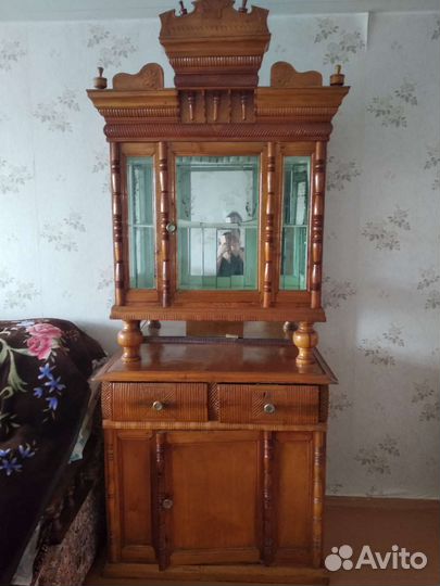 Старинный антикварный шкаф буфет