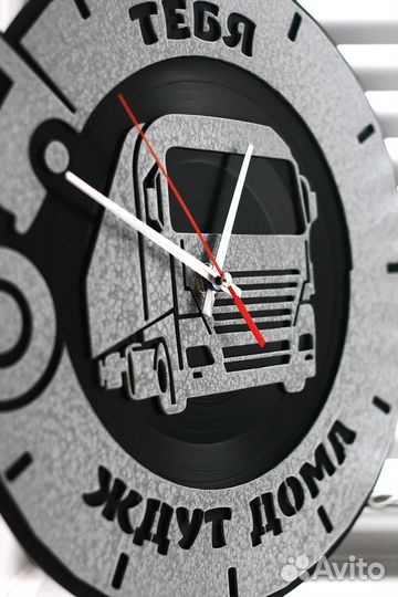 Оригинальный подарок.Настенные часы Тебя ждут дома