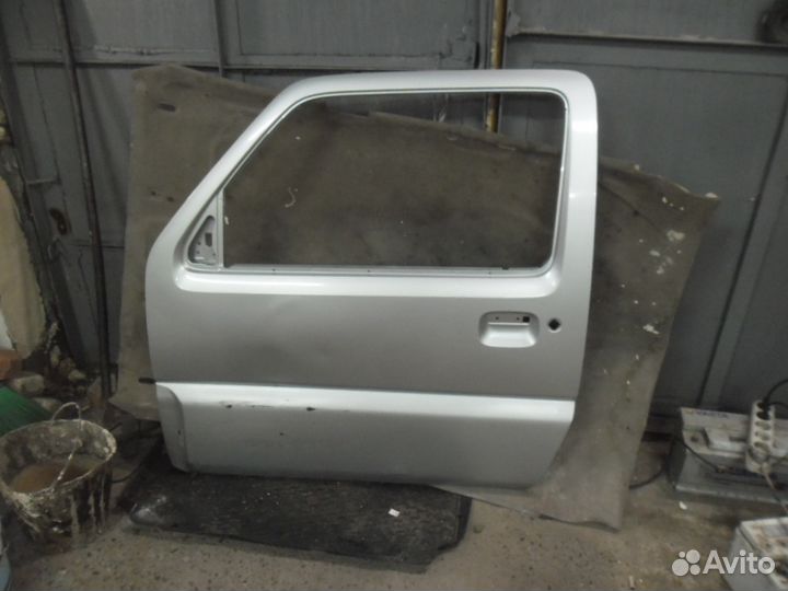 Suzuki Jimny Сузуки Джимни Дверь левая передняя)
