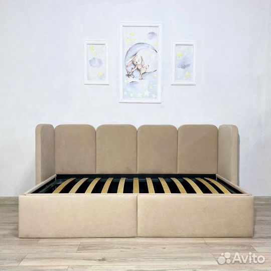 Кровать подростковая из натурального дерева