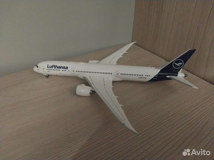 Модель самолета 787-900 Lufthansa 1:400