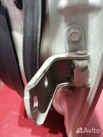 Петля двери задняя левая Toyota Avensis Т250