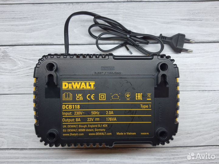 Зарядное устройство DeWalt DCB118 для Европы