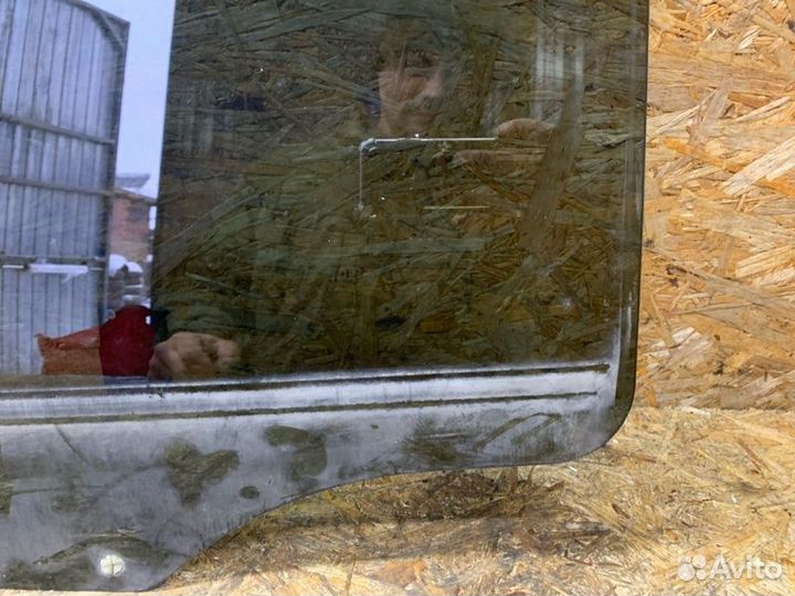 Стекло двери заднее правое Mitsubishi Pajero 4