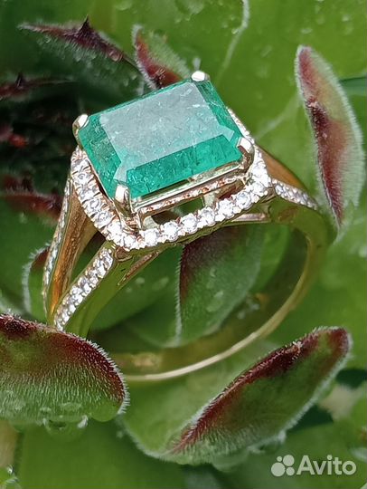 Золотое кольцо с бриллиантами и изумрудом