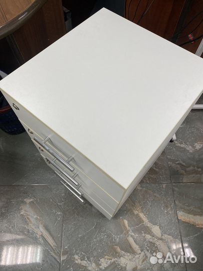 Тумба белая с 4-мя ящиками на колесах (в70см,ш60см