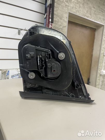 Фонарь левый в крышку Фольксваген Гольф 6