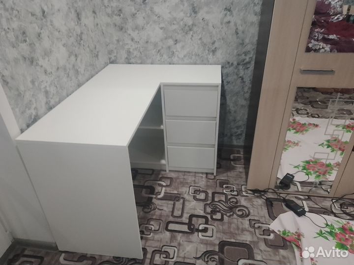 Письменный стол с ящиками и полками