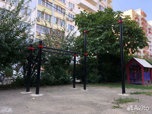 Уличный воркаут турник брусья смежные