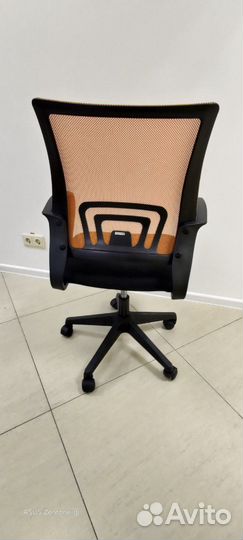 Стул офисный на колесах