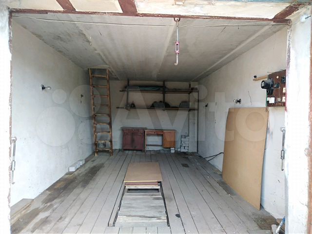 Гаражный бокс. Ярославль кирпичный гараж. Ярославль кирпичный гараж. Гараж с красными воротами. Гск ярославль.