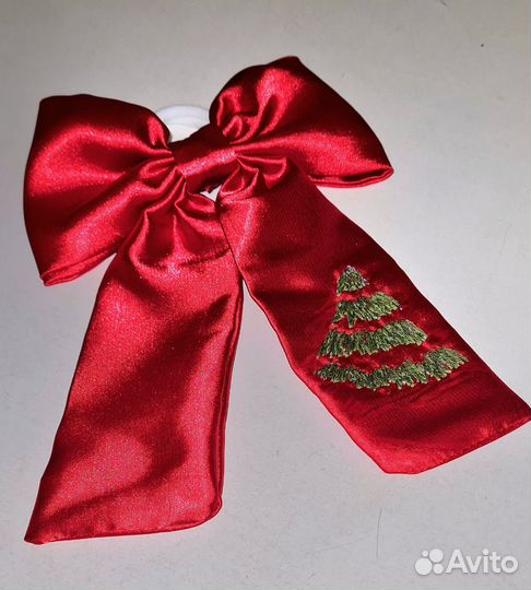 Яркий красный бант с новогодней вышивкой