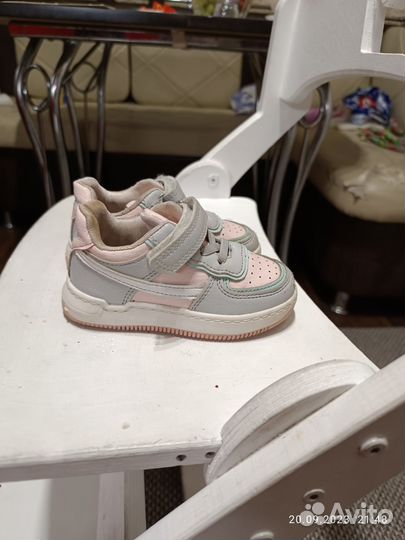 Кроссовки для девочки 24