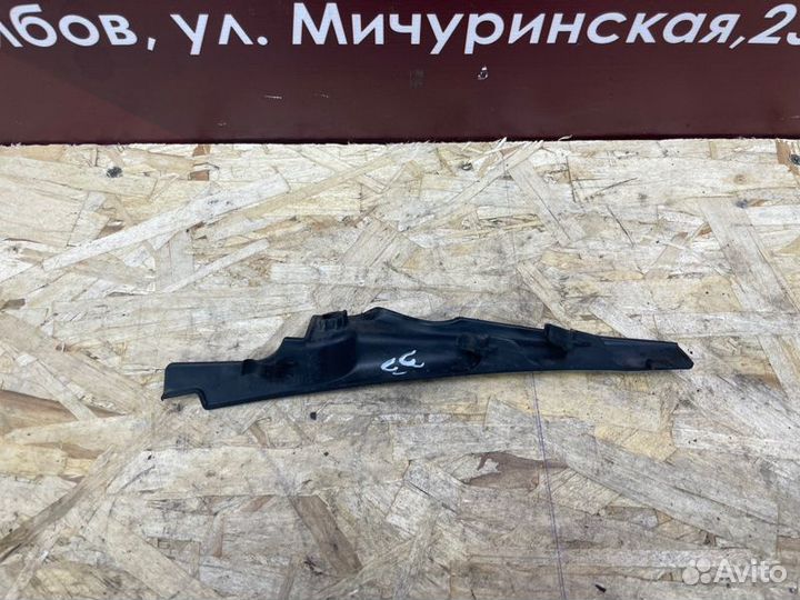 Накладка петли капота правая Renault Sandero