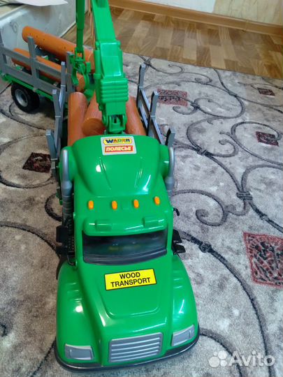 Автомобиль-лесовоз с прицепом 