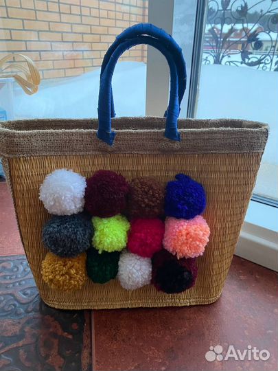 Сумка летняя соломенная с помпонами