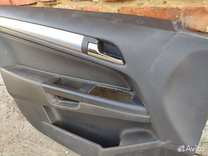 Обшивка двери передняя левая Opel Astra H cosmo