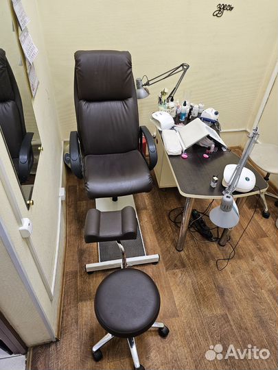 Педикюрное кресло со столом для маникюра