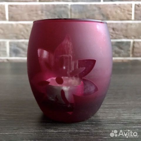 Бордовый подсвечник из стекла