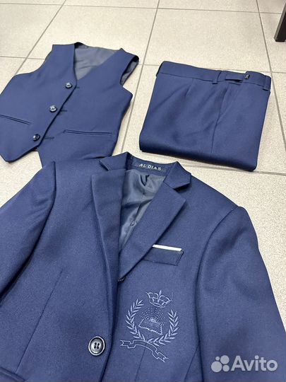 Школьный костюм тройка на мальчика. новые