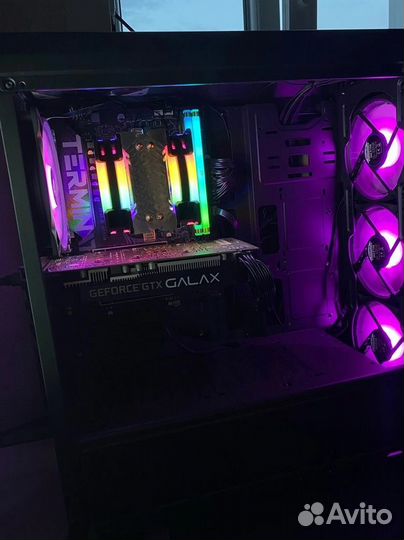 Игровой пк с монитором клавиатурой и мышью