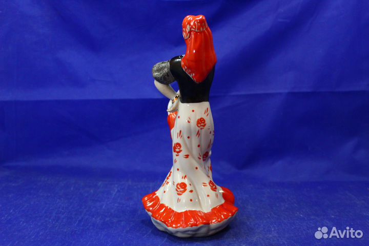 Цыганка в красной с розами юбке фарфор статуэтка