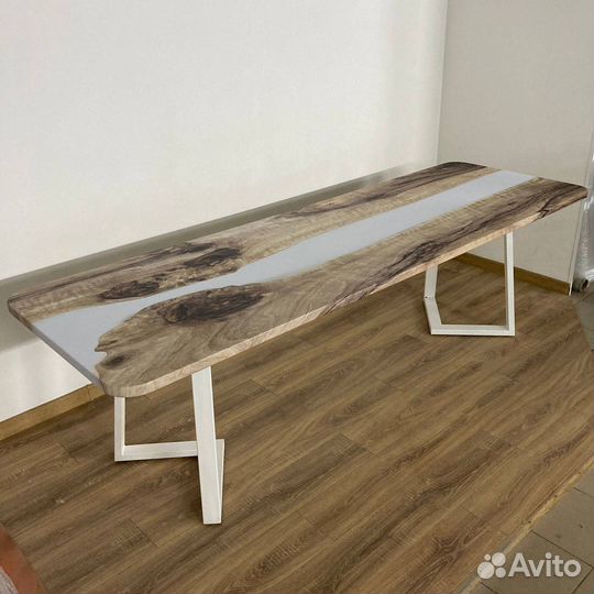 Обеденный стол 'Maximum Boot'