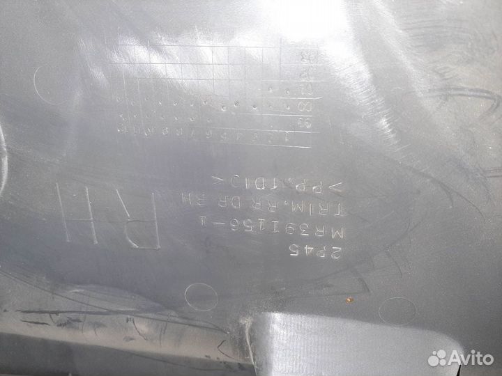 Панель правой задней двери mitsubishi pajero