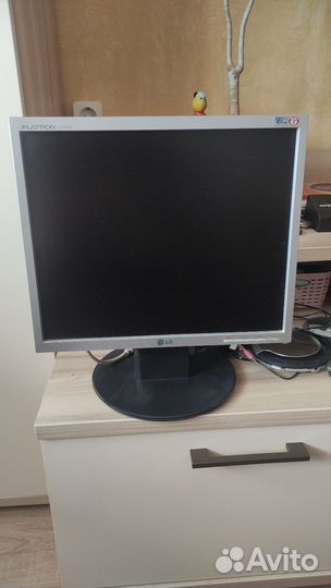 Монитор LG L1750SQ