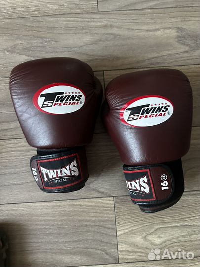 Боксерские перчатки twins 16 oz