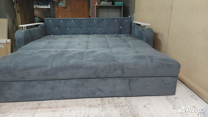 Диван со стразами