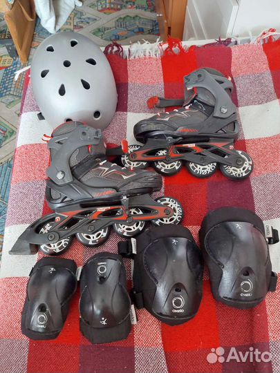 Шлем. Ролики. Налокотники. Наколенники