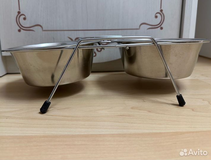 Миска для животных на подставке (металлическая)