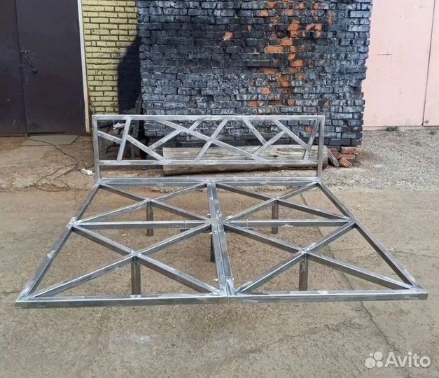 Металлическая кровать с каркасом