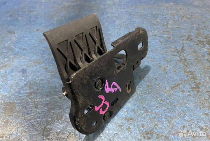 Крючок капота Volkswagen Passat B6