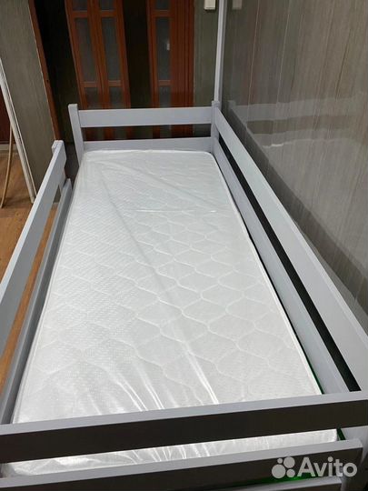 Кровать новая из массива