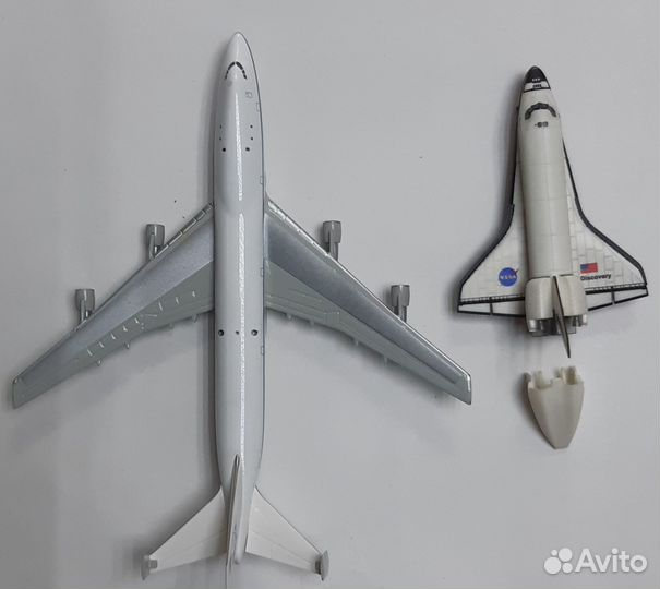 Модель самолета B 747-SR46SCA + Discovery 1:500
