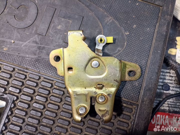 Замок крышки багажника vista 50