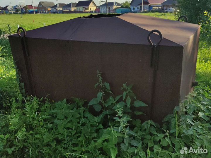 Металлическая емкость, около 2.4 Куба