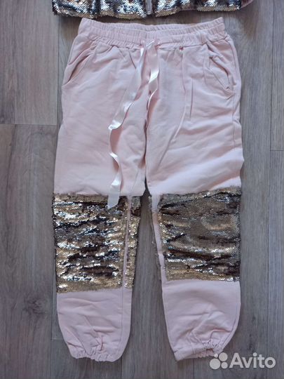 Костюм женский спортивный со стразами