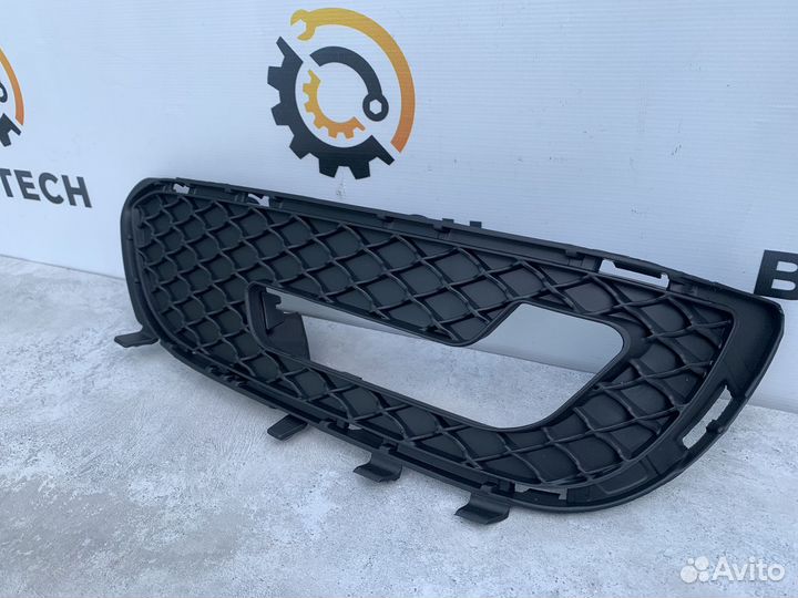 Решетка переднего бампера Mercedes A2128851423