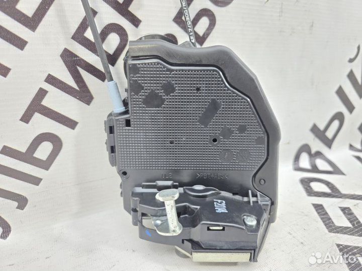 Замок двери задний левый Toyota Camry 50