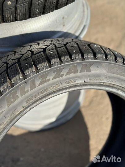 Bridgestone Blizzak Spike-02 235/45 R18 98T