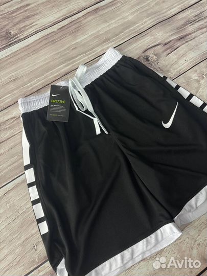 Спортивные шорты Nike