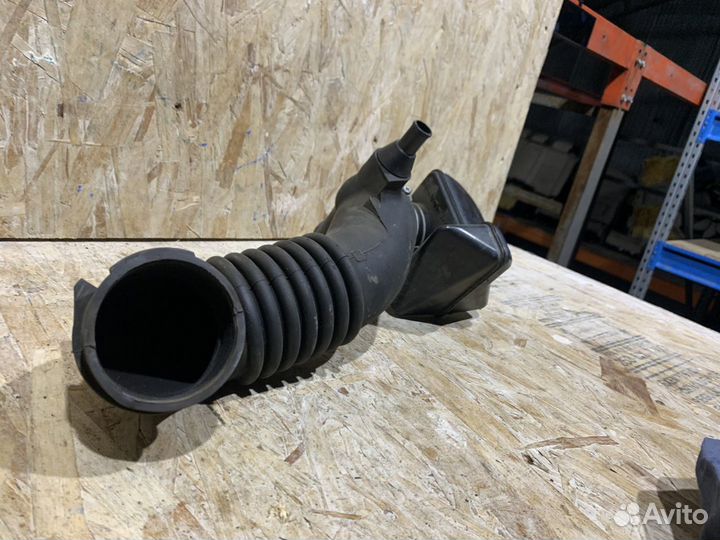 Патрубок воздушного фильтра toyota isis ANM15 1AZ