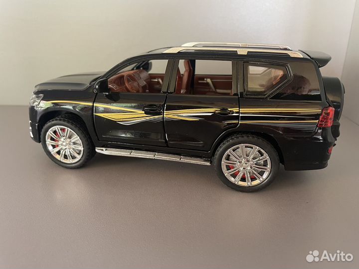 Коллекционная toyota land cruiser prado 1:24