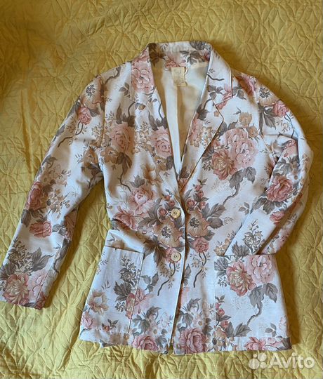 Костюм брючный и фирменные пиджаки, и жилет