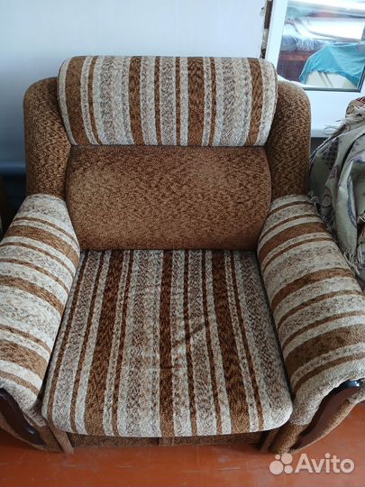 Продаёте мягкая мебель:угловой диван и кресло